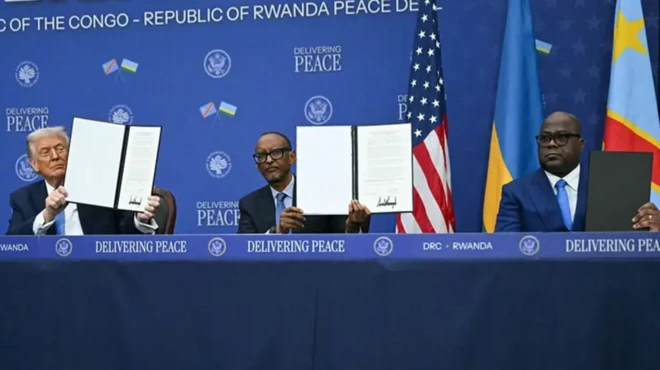 Trump, Kagame, et Tshisekedi sur la table de signature des accords.
