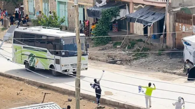 ኣብ ጥቓ መባእታዊ ቤት ትምሀርቲ ዒላላ ቀበሌ 05 ከተማ መቐለ ዘጋጠመ ተቓውሞ 