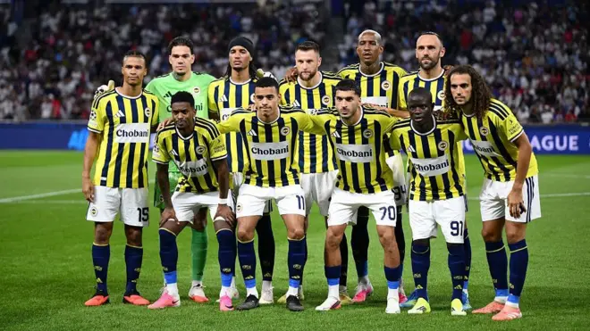 Fenerbahçeli futbolcular maç öncesi takım pozu verirken