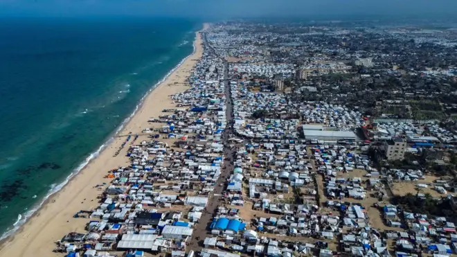 Rumfunan Falasɗinawa da suka rasa matsugunansu a bakin teku da ke Khan Younis a yayin da aka tsagaita wuta tsakanin isra'ila da Hamas- 23 ga watan Janairun 2025