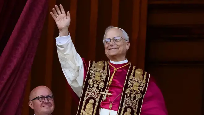 Papa 14. Leo balkondan destekçilerini selamlıyor.