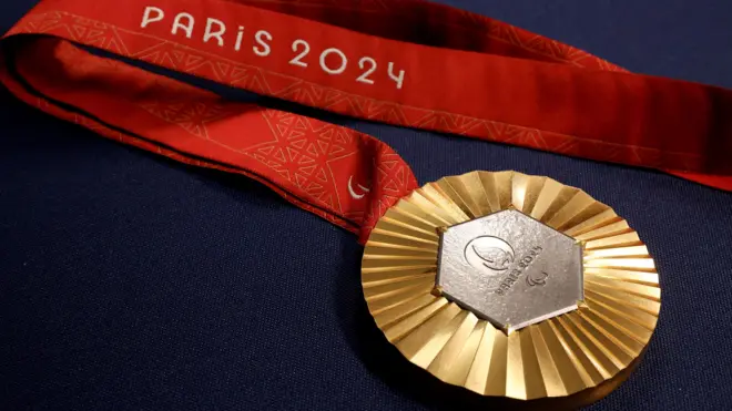 A foto mostra uma medalha dourada, com o centroapostas esportivas bet365prateado escrito Paris 2024. Seu cordão é vermelho e também vem com o escrito Paris 2024.