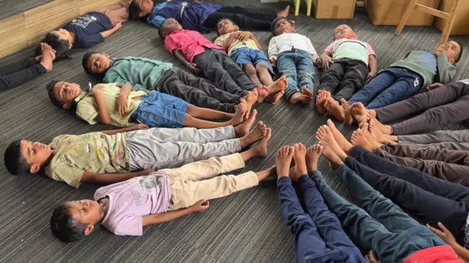 जेवणाच्या सुटीनंतर इथे मुलांसाठी योगनिद्रा घेतली जाते. 