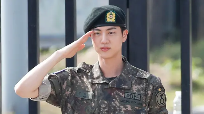 그룹 방탄소년단(BTS) 진이 12일 오전 경기도 연천 소재 육군 제5보병사단 신병교육대대에서 육군 현역으로 군 복무를 마친 뒤 인사를 하고 있다