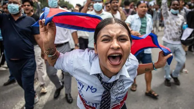 नेपाळमधील अलीकडील आंदोलनानं हिंसक वळण घेतलं. त्यात किमान 70 जणांचा मृत्यू झाला आणि 2,000 हून अधिक जखमी झाले.