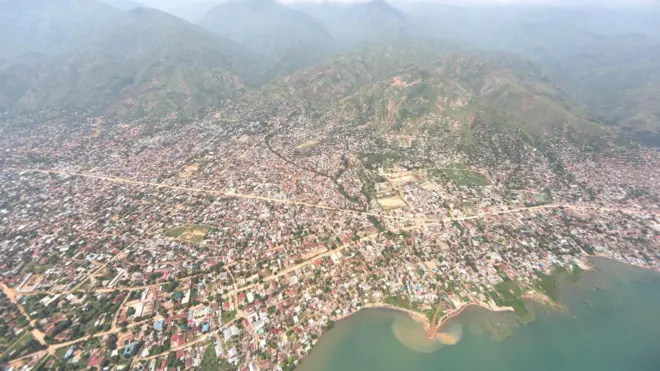 Umujyi wa Uvira uri ku kiyaga Tanganyika, ku ntera ya 26km uvuye i Bujumbura mu Burundi wambukiye ku mupaka wa Gatumba