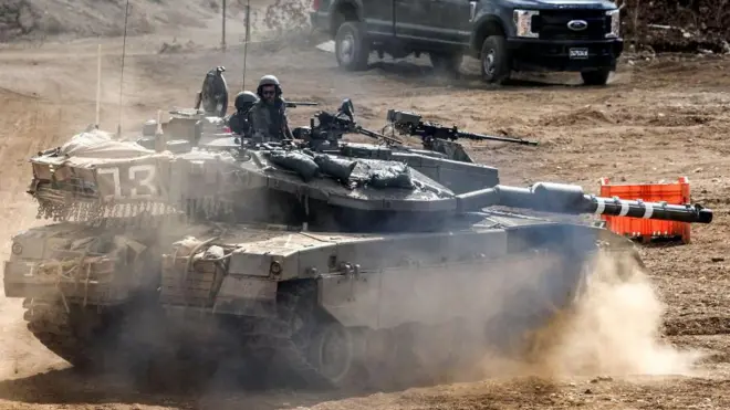 लेबनान सीमा के पास इसराइली टैंक