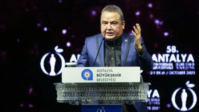 Muhittin Böcek kürsüde konuşuyor. 