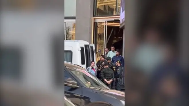 در این ویدیو که به دست بی‌بی‌سی فارسی رسیده دیده می‌شود مادری که دخترش «بر سر حجاب» بازداشت شده مقابل نیروهای امنیتی مقاومت می‌کند و سعی می‌کند مانع انتقال دخترش بشود. این ویدیو مربوط به هدیش مال در منطقه شمس‌آباد تهران است که فرستنده ویدیو می‌گوید روز ۸ اردیبهشت ۱۴۰۳ این اتفاق افتاده است. تاريخ دقیق این ویدیو برای بی‌بی‌سی فارسی مشخص نیست. پیش از این هم ویدیوهای زیادی از بازداشت زنان و دختران بر سر حجاب منتشر شده است. 