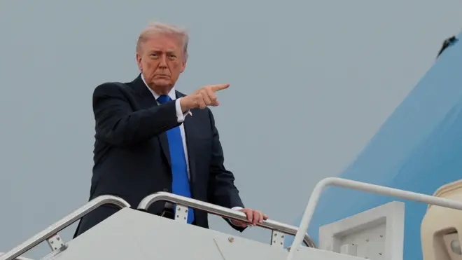 O presidente Donald Trump se prepara para embarcar para viagem