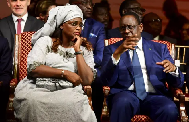 L'ex président sénégalais Macky Sall s'entretient avec son épouse Marieme Faye Sall lors de la cérémonie d'inauguration du premier tronçon du train express régional de Dakar, le 14 janvier 2019 à Dakar.