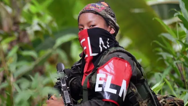 Guerrillera del ELN en la jungla en el Chocó, fotografiada en 2023. 