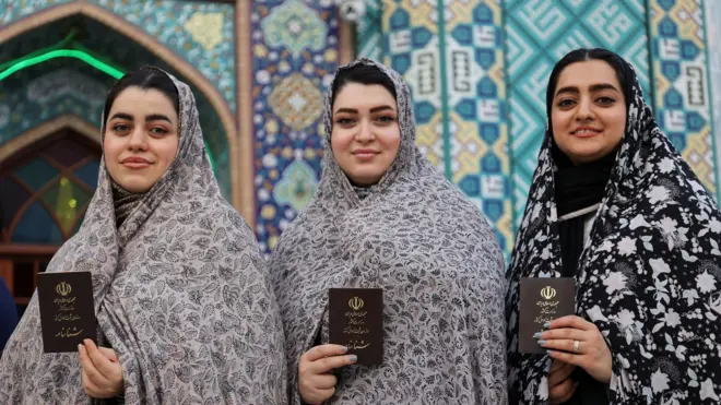 မဲပေးဖို့ တန်းစီနေကြတဲ့အီရန်ပြည်သူတွေ 