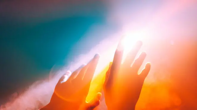 Luz e mãos iluminadas