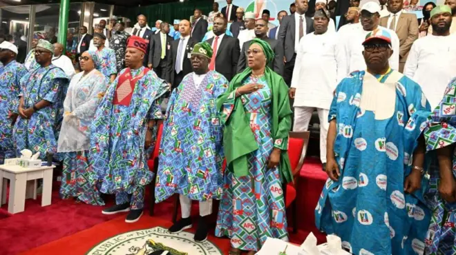 Foto Onyeisiala Tinubu, nwunye ya bụ Remi Tinubu, osote Onyeisiala bụ Kashim Shettima na nwunye, Godswill Akpabio bụ onyeisi ụlọomeiwu Sineti Naịjirịa nakwa ọtụtụ ndịisi ọchịchị sonyere n'ọgbakọ ahụ e mere n'ogige Eagle Square dị n'Abuja.