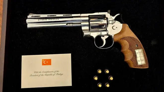 Revólver obsequiado por Turquía tras la reunión de la OTAN