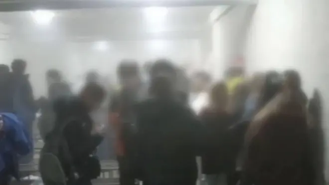 заблюрені фігури підлітків у задимленому приміщенні школи