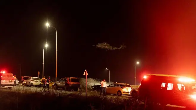 مروحية إسرائيلية تُجلي مصابين بعد أن تسبب هجوم تبناه حزب الله، بطائرة دون طيار في وقوع خسائر بشرية كبيرة في 13 أكتوبر/تشرين الأول 2024 في بنيامينا/حيفا