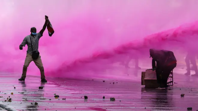 Kenya - imyiyerekano: Kenya ihanganye n'ikinogo c'ideni ry'amahera, ivyateye ubukene mu gihugu.