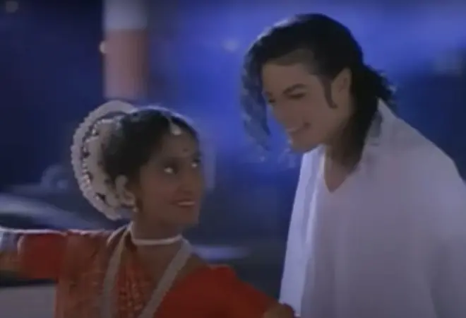 මයිකල් ජැක්සන් සමග යුගල නර්තනයකට එක්වූ ශ්‍රී ලාංකික මහාචාර්යවරිය