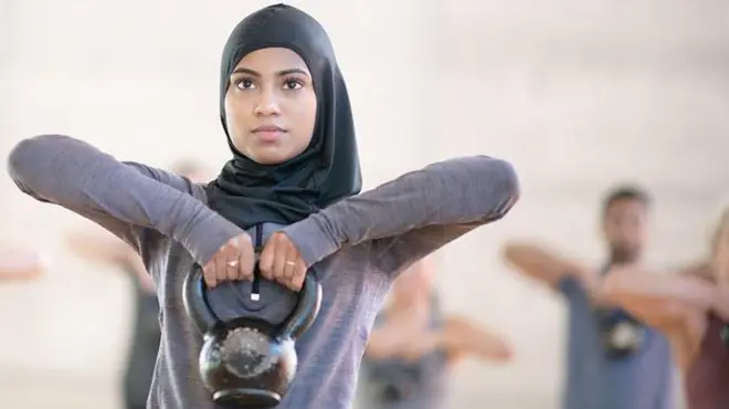 जिम में कसरत करती एक महिला