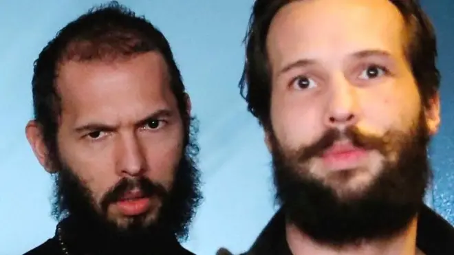 اندرو تیت، اینفلوئنسر جنجالی بریتانیایی-آمریکایی (چپ)، و برادرش تریستان (راست)، اول بار در منزلشان در بخارست، پایتخت رمانی، دستگیر شدند