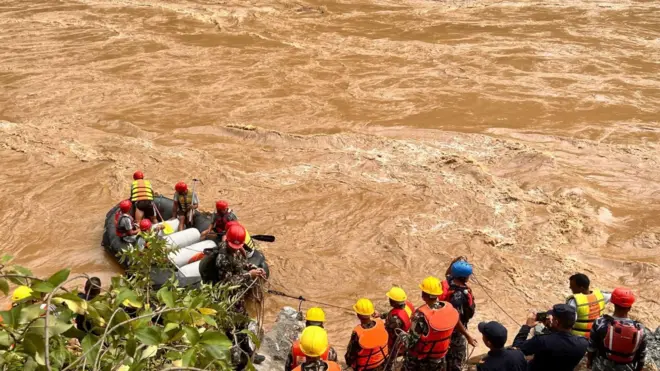 네팔에서 산사태로 두 대의 버스가 강에 빠지는 사고가 발생해 수색 구조대가 생존자를 찾고 있다.