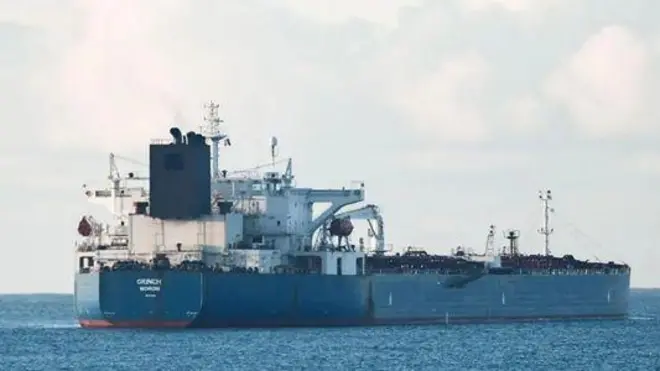Танкер Grinch, який, імовірно, належить російському тіньовому флоту, неподалік від порту в Марселі під наглядом французьких ВМС