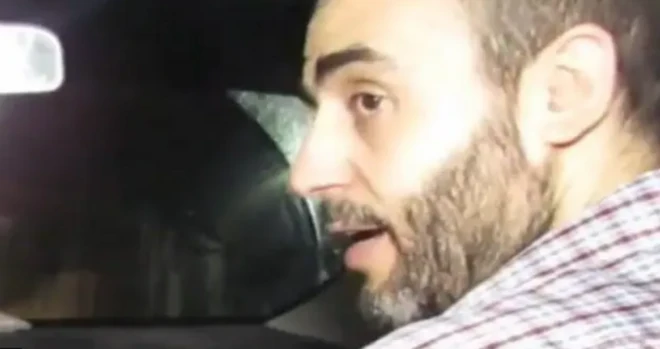Muhammed Sinvar'ın profilden fotoğrafının bir videodan alındığı anlaşılıyor. Üzerinde kareli bir gömlek var be soluna sakallı yüzüyle bakıyor.
