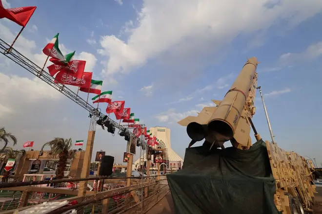 İran yapımı Zülfikar füzeleri, 2 Ağustos 2026'da Tahran'daki Azadi Meydanı'nda sergileniyor. 