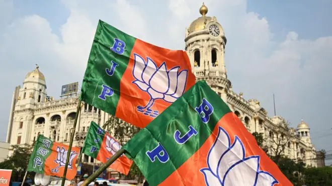 কেন্দ্রীয় কলকাতায় এক ভবনের সামনে বিজেপির মিছিলে পতাক 