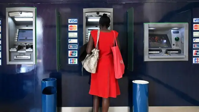 Obinrin to wọ aṣọ pupa to n lo ẹrọ ATM