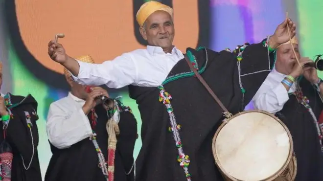 عزف كبار موسيقيي جهجوكا على المسرح الهرمي، في مهرجان غلاستونبري في مقاطعة سومرست. الجمعة 23 يونيو/ حزيران عام 2023