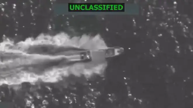 航行する小型ボートを上空から撮影した低精細の写真。上部には緑色で「UNCLASSIFIED」と示されている