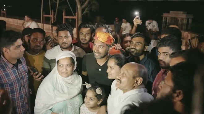 ابرار حسن کی مداحوں کے ساتھ تصویر