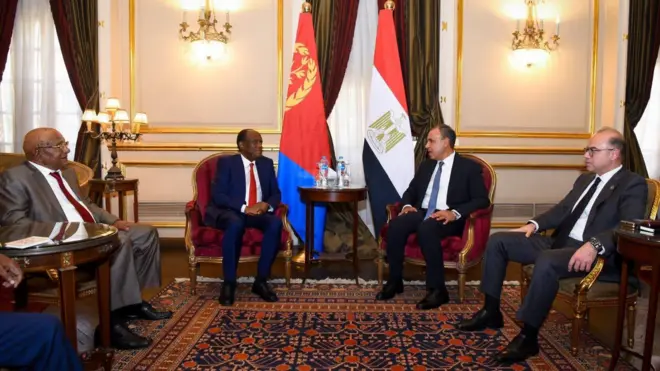 ብባንዴራታቶም ዝተዓጀቡ ሰበስልጣን ኤርትራ ምስ ሰበስልጣን ግብጺ ኣብ ካይሮ ኮፍ ኢሎም እናተዘራረቡ