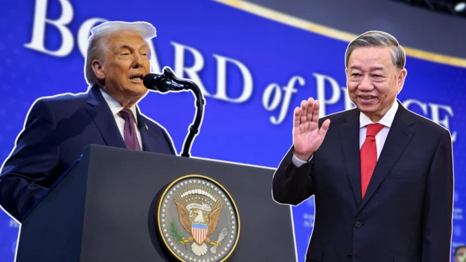 Ảnh thiết kế: Tổng thống Mỹ Donald Trump (trái) đang phát biểu và Tổng Bí thư Tô Lâm (phải) đang giơ tay chào. Phía sau là phông nền của sự kiện Hội Đồng Hòa bình