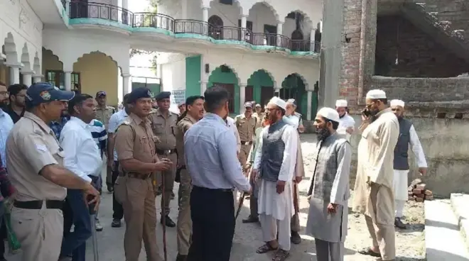 अवैध मदरसों को बंद कराते हुए उत्तराखंड के प्रशासनिक अधिकारी