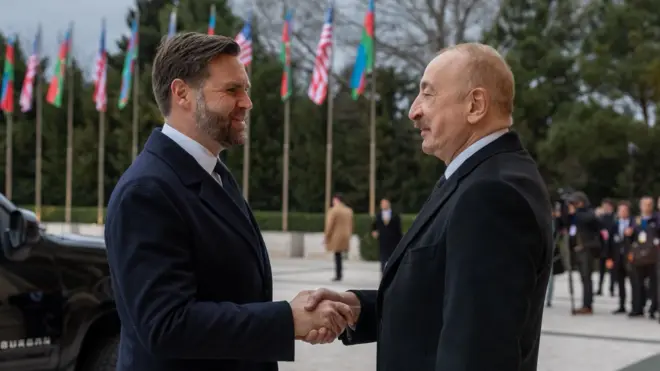 Вице-президент США Вэнс жмет руку президенту Азербайджана Алиеву