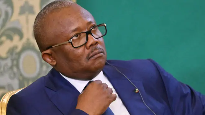 Le président de la Guinée-Bissau, Umaro Sissoco Embalo, en costume bleu et lunettes.