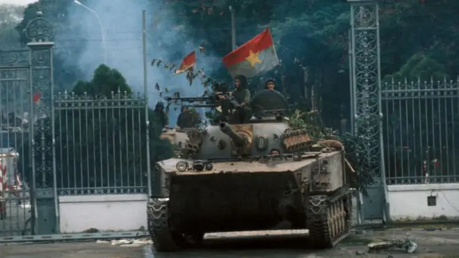 Xe tăng vào dinh Độc Lập