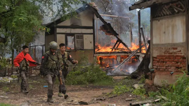 ဒီပဲယင်း ရဲစခန်းကို သိမ်းပိုက်ခဲ့တဲ့ တော်လှန်ရေးအဖွဲ့တွေ