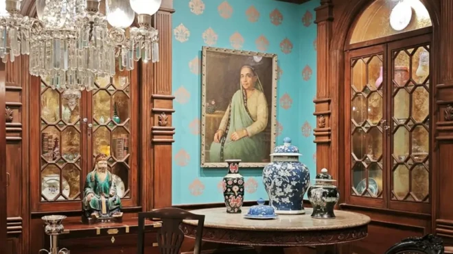 داخل موطه حاوی اشیای چینی و مجسمه و میز و صندلیها