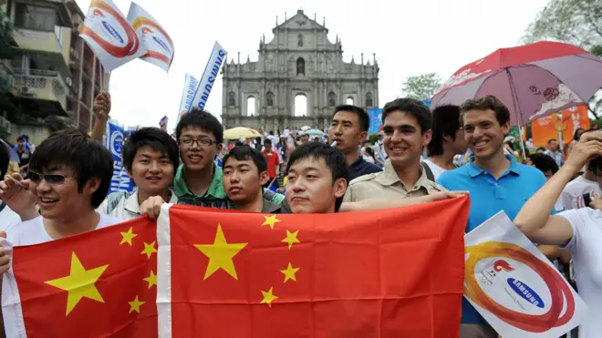 2008年5月3日,一些民眾在大三巴牌坊前展示中國國旗。