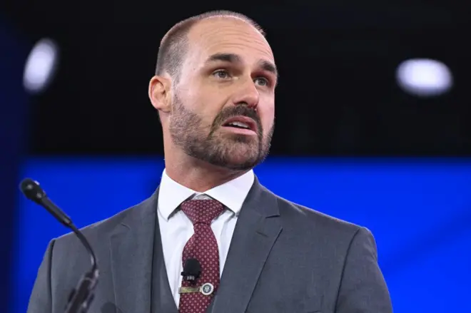 Eduardo Bolsonaro olhando para o lado