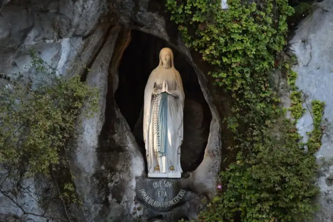 Estátua da Virgem Maria, dentro da caverna de Massabielle, onde a Virgem Maria teria aparecido a Bernadette Soubirous, no Santuário de Nossa Senhora, em 5 de novembro de 2019.