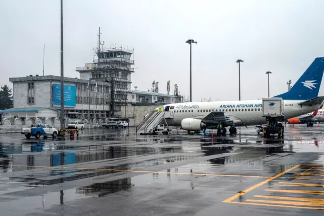 افغانستان اوسمهال پنځه داسې هوايي ډګرونه لري، چې نړیوالې او کورنۍ الوتنې ترې کېږي.