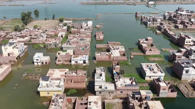 پنجاب کے دارالحکومت لاہور سمیت سیلاب نے پاکستان کے مختلف دیہی اور شہری علاقوں کو متاثر کیا ہے