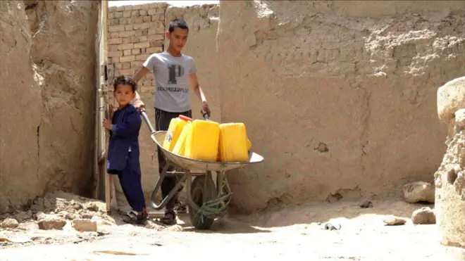 مهدی مجبور است هر روز برای خانواده شش نفره که چاه حویلی شان خشک شده آب تهیه کند. 
