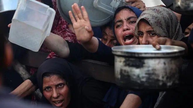 غزاويون يصارعون للحصول على الطعام